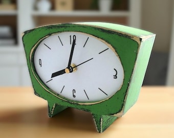 Green Wood Desk Clock: Vintage Style, Silent Movement