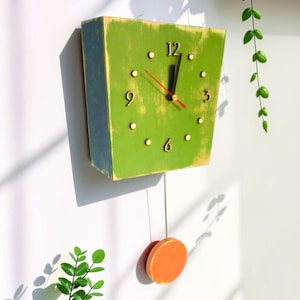 Veelkleurige Houten Wandklok met Slinger Handgeschilderd