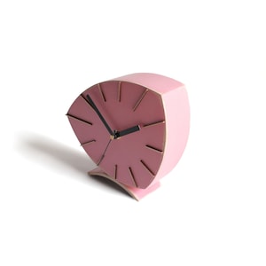 Peut inclure: Une horloge en bois rose avec des aiguilles noires et des accents dor&eacute;s. L'horloge est en forme d'&eacute;ventail et a une base incurv&eacute;e.