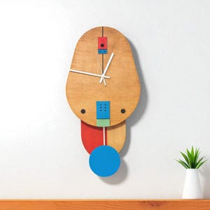 Orologio da parete a pendolo in stile moderno, decorazione colorata in stile metà secolo.