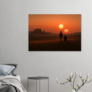 Può includere: Stampa incorniciata raffigurante un paesaggio desertico sotto un cielo arancione vibrante con due soli. Una figura silhouette è in piedi con un droide sulle dune di sabbia, con formazioni rocciose distanti. Tema fantascientifico.