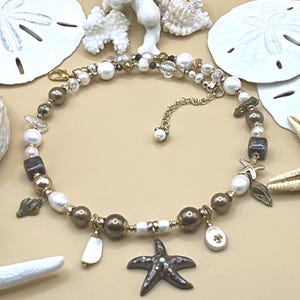 Naszyjnik Boho Coastal Charm, ręcznie robione ceramiczne rozgwiazdy i koraliki z muszli, perły Majorki, naszyjnik typu statement od ECLAYTIQUE