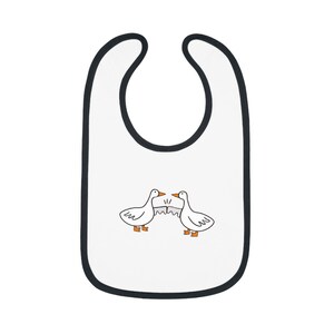 フレンドリーなガチョウのデザインが施されたかわいいベビービブ。赤ちゃんのための愛らしいビブ。新生児へのプレゼント、ベビーシャワーギフト、赤ちゃんの授乳に欠かせないアイテムです。