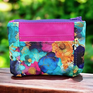 Abstrakte Blumen-Kartenhalter-Geldbörse | Bunter Ausweishalter | Reißverschluss-Münzenbeutel | Kunstleder Mini Geldbörse | Künstlerisches Kartenetui | Rosa Akzent