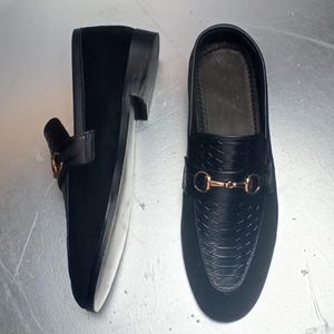 Zapatos tipo mocasín sin cordones, elegantes, de piel de pitón auténtica texturizada y ante, color negro, hechos a mano, con puntera tipo delantal y detalle de bocado de caballo.