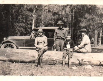 Fotografia vintage, foto antica, auto Paige, modello T, soldato, seduto su un tronco, istantanea, diario di oggetti usati