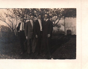 Fotografía vintage, antigua, RPPC, postal fotográfica real, cuatro jóvenes, diario de recortes