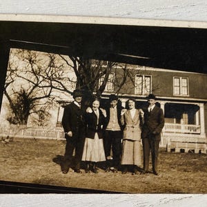Gefunden Fotografie, Familie mit geschlossenen Augen, Antik, Ephemera, Volksmund, Vintage Fotografie, RPPC, echte Fotografie Postkarte, Kuriosität