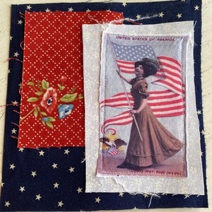 Peut inclure: Une tasse en céramique blanche avec une anse noire et le texte "But First, Coffee" en noir, dans une police manuscrite. La tasse est posée sur une surface blanche.