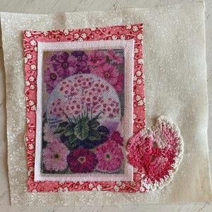 Puede incluir: Un juego de tres tazas de cerámica con un acabado mate moteado. Las tazas son en tonos crema, gris claro y gris oscuro. Cada taza tiene un diseño simple y minimalista y un asa redondeada.