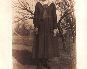 Postal antigua, dama con vestido negro, fotografía vintage, vernácula, foto encontrada, blanco y negro,