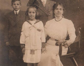 Fotografía antigua, postal antigua, madre e hijos, instantánea en blanco y negro.