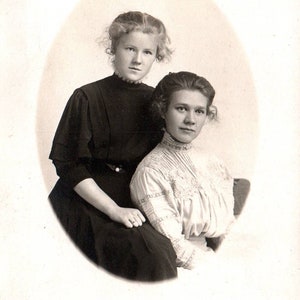 Photo trouvée, Photographie trouvée, Sœurs, Filles, Photographie vintage, Photographie antique, RPPC, Carte postale photo réelle, Photographie vernaculaire