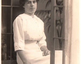 Fotografía antigua, RPPC, Dama en la ventana, Fotografía vintage, Blanco y negro, Postal