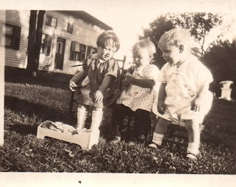 Fotografia vintage, bambini con bambola, foto antica, istantanea, vernacolare, diario di oggetti usati
