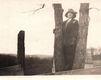 Fotografia vintage, foto antica, donna su un albero, istantanea, cimelio