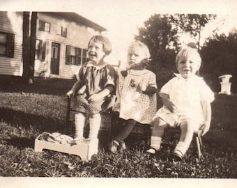 Fotografía vintage, foto antigua, niños, muñeca bebé, instantánea, vernáculo, diario de recortes