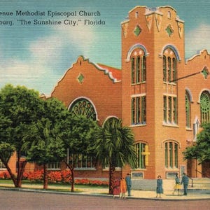 Könnte beinhalten: Eine Vintage-Postkarte, die die First Avenue Methodist Episcopal Church in St. Petersburg, Florida, zeigt. Die Kirche ist ein großes Backsteingebäude mit einem hohen Turm und einem spitzen Dach. Die Postkarte ist in gutem Zustand und hat einen hellblauen Hintergrund.