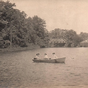 Foto encontrada, Meninas em Canoa, Fotografia Vintage, Objetos Antigos, Fotografia Antiga, RPPC, Cartão Postal com Foto Real