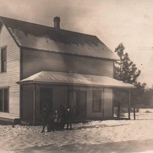 Foto encontrada, casa de campo invernal, nevada, antigua, fotografía vintage, efímera, decoración de casa de campo, foto vernácula, RPPC, postal