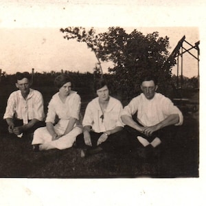Gefundenes Foto, Familie auf dem Bauernhof, RPPC, echtes Foto Postkarte, Antik, Ephemera, Familienfoto, Volksfoto, Journal Prompt