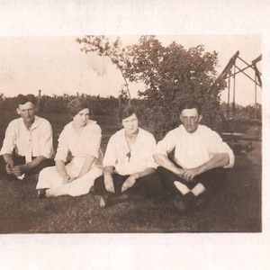 Gefunden Fotografie, Familie mit geschlossenen Augen, Antik, Ephemera, Volksmund, Vintage Fotografie, RPPC, echte Fotografie Postkarte, Kuriosität