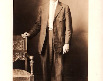 Fotografia vintage, uomo in abito, cartolina fotografica originale, antica, foto ritrovata, cartolina fotografica originale