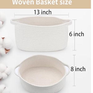 Pu&ograve; includere: Due cesti in corda intrecciata color bianco sporco con manici integrati. Il cesto superiore &egrave; etichettato con 13 inches di larghezza e 6 inches di altezza. Il cesto inferiore &egrave; etichettato con 8 inches di altezza. Il testo Woven Basket size &egrave; in alto.