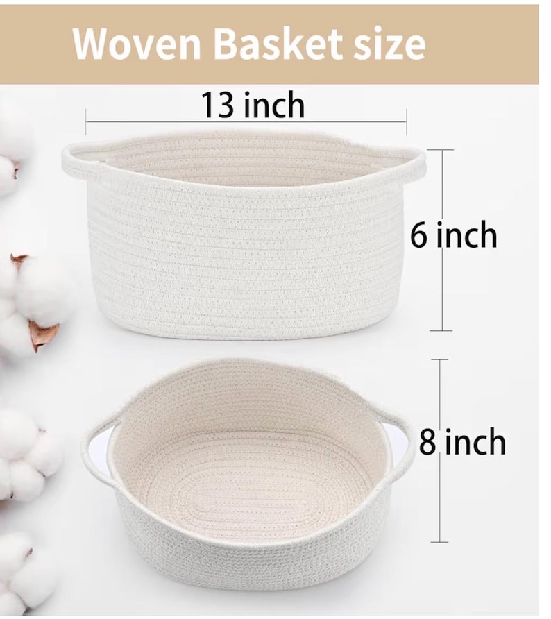 Pu&ograve; includere: Due cesti in corda intrecciata color bianco sporco con manici integrati. Il cesto superiore &egrave; etichettato con 13 inches di larghezza e 6 inches di altezza. Il cesto inferiore &egrave; etichettato con 8 inches di altezza. Il testo Woven Basket size &egrave; in alto.
