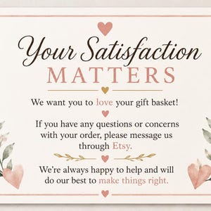 Pu&ograve; includere: Una carta rettangolare con sfondo color crema e un sottile bordo rosa. Il testo recita: Your Satisfaction MATTERS. We want you to love your gift basket! If you have any questions or concerns with your order, please message us through Etsy. We're always happy to help and will do our best to make things right. Il design presenta piccoli cuori rosa, accenti dorati e illustrazioni di foglie ad acquerello verde sui lati.