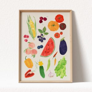 Könnte beinhalten: Ein gerahmter Druck mit einer Aquarellillustration verschiedener Früchte und Gemüse. Das Kunstwerk umfasst eine Wassermelone, Tomaten, Mais, Pfirsiche und Paprika, alles in leuchtenden Farben. Der Rahmen ist hellbraun.