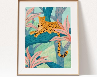 Stampa giclée di leopardo su ramo di albero - Divertente decorazione murale con animali della giungla, decorazione di grandi felini per la cameretta dei bambini, illustrazione artistica di un ghepardo