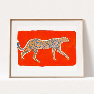 Stampa artistica da parete "Cheetah", opera d'arte d'archivio di Sun Lee, sfondo rosso-arancio vivace, decorazione minimalista con animali, audace dipinto di fauna selvatica