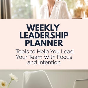 以下が含まれることがあります： 「WEEKLY LEADERSHIP PLANNER」と「Tools to Help You Lead Your Team With Focus and Intention」のテキストが入った、週刊リーダーシッププランナーの画像。白いブレザーを着た女性が微笑んでいます。ラップトップ、ペン、フォルダーが白い机の上にあります。