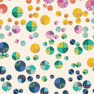 Puede incluir: Un patrón de edredón llamado "Carbonation" con un diseño de círculos coloridos y superpuestos en tonos de azul, verde, amarillo, naranja y rosa sobre un fondo crema. El edredón mide 190,5 cm x 215,9 cm.