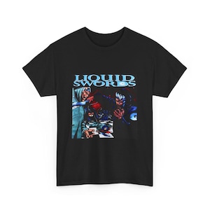 Könnte beinhalten: Schwarzes T-Shirt mit einem grafischen Design. Das Design zeigt den Text "LIQUID SWORDS" in Blau. Die Grafik zeigt Figuren in Blau- und Rottönen und erzeugt eine dynamische und künstlerische Komposition.