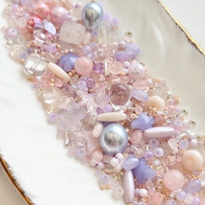 Mix av glaspärlor i blush petal-mönster – rosa, rosé och mjuka lavendelpärlor | Förvaringslåda för 20 g eller 50 g | Smyckestillverkningstillbehör | A007