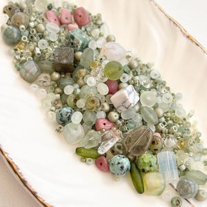Mezcla de cuentas verde salvia: cuentas de vidrio y piedra natural, mezcla para joyería en tonos musgo suave, menta y rubor / A049