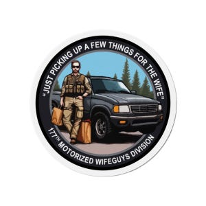 Puede incluir: Una pegatina redonda que muestra a un hombre con equipo táctico apoyado en una camioneta gris, sosteniendo bolsas de compras. El texto dice "Just picking up a few things for the wife" y "177th Motorized Wifeguys Division."