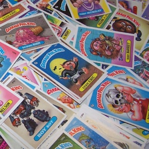 Confezione da 10 o 25 carte Garbage Pail Kids - Carte GPK originali 1985-88, serie 1-15! - Nessun doppione! Arrivate a casa tua in tutta sicurezza! Carte in perfette condizioni!
