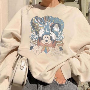 Puede incluir: Una taza de cer&aacute;mica blanca con asa negra y el texto "But First, Coffee" en negro, con una fuente de estilo manuscrito. La taza est&aacute; sobre una superficie blanca.