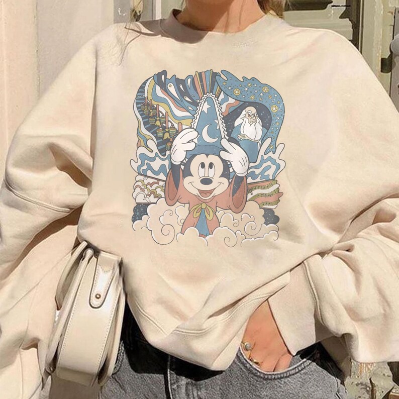 Puede incluir: Una taza de cer&aacute;mica blanca con asa negra y el texto "But First, Coffee" en negro, con una fuente de estilo manuscrito. La taza est&aacute; sobre una superficie blanca.