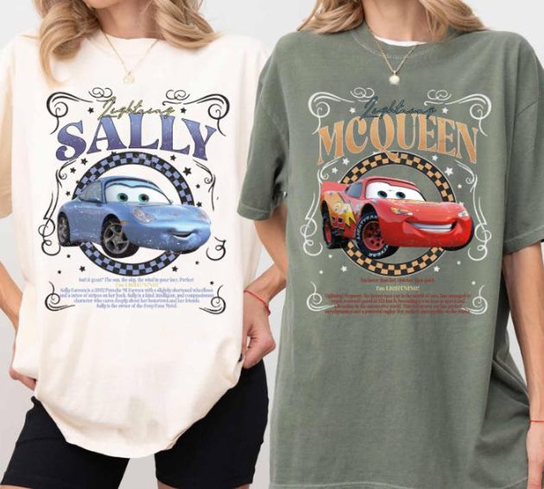 Puede incluir: Dos camisetas, una crema y otra verde oliva, con gr&aacute;ficos de coches de dibujos animados. La camiseta crema muestra "Lightning's Sally" con un coche azul, mientras que la camiseta verde muestra "Lightning McQueen" con un coche rojo. Ambas camisetas tienen marcos decorativos y texto.