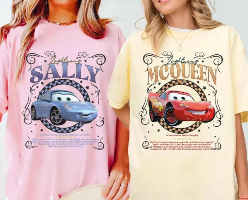 Puede incluir: Dos camisetas, una rosa y otra amarilla, cada una con un dise&ntilde;o de coche de dibujos animados. La camiseta rosa muestra "Lightning Sally" con un coche azul, mientras que la camiseta amarilla muestra "Lightning McQueen" con un coche rojo.