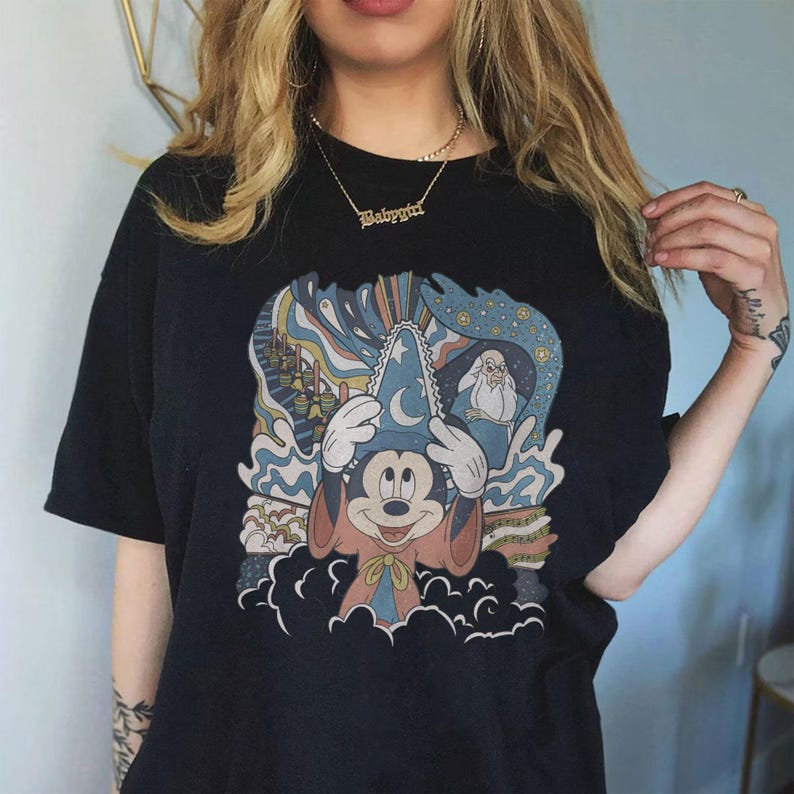 Puede incluir: Un juego de tres tazas de cer&aacute;mica con un esmalte moteado de color crema. Cada taza presenta un dise&ntilde;o pintado a mano diferente: una cordillera azul y verde, un sol amarillo y una luna creciente azul. Las tazas tienen una est&eacute;tica minimalista y moderna.