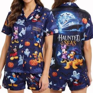 Pode incluir: Um conjunto de pijama azul-escuro composto por uma camisa de manga curta com botões e calções a condizer. O tecido apresenta uma estampa de Disney Cruise Halloween com Mickey, Minnie, Donald, Pluto, fantasmas, abóboras e o texto Disney Cruise Halloween.