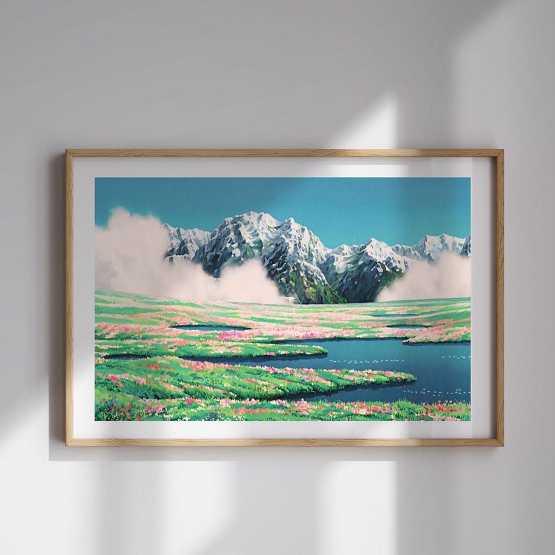 Pu&ograve; includere: Una stampa artistica incorniciata raffigurante un paesaggio montano. Le montagne innevate si ergono su una valle piena di erba verde, fiori rosa e un lago blu. Il cielo &egrave; di un blu limpido con nuvole soffici.