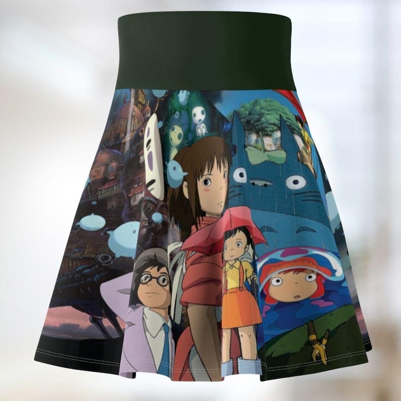 K&ouml;nnte beinhalten: A-Linien-Rock mit einem farbenfrohen Anime-Print. Das Design umfasst verschiedene Charaktere und Szenen, mit einem dunkelgr&uuml;nen Bund und einem schwarzen Saum. Der Rock zeigt eine lebendige, detaillierte Illustration.