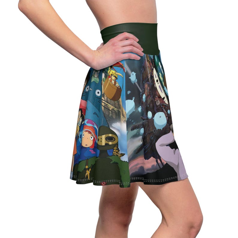 K&ouml;nnte beinhalten: Ein Skaterrock mit einem dunkelgr&uuml;nen Bund, der eine farbenfrohe Collage von Anime-Charakteren zeigt. Der Druck zeigt eine Vielzahl von animierten Figuren in einer Mischung aus Blau, Gr&uuml;n und anderen hellen Farben. Das Design ist auff&auml;llig.