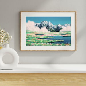 Pu&ograve; includere: Una stampa artistica incorniciata raffigura un paesaggio montano. Vette innevate si ergono su una valle di prati fioriti verdi e rosa e un lago blu. Il cielo &egrave; di un azzurro limpido con soffici nuvole bianche.